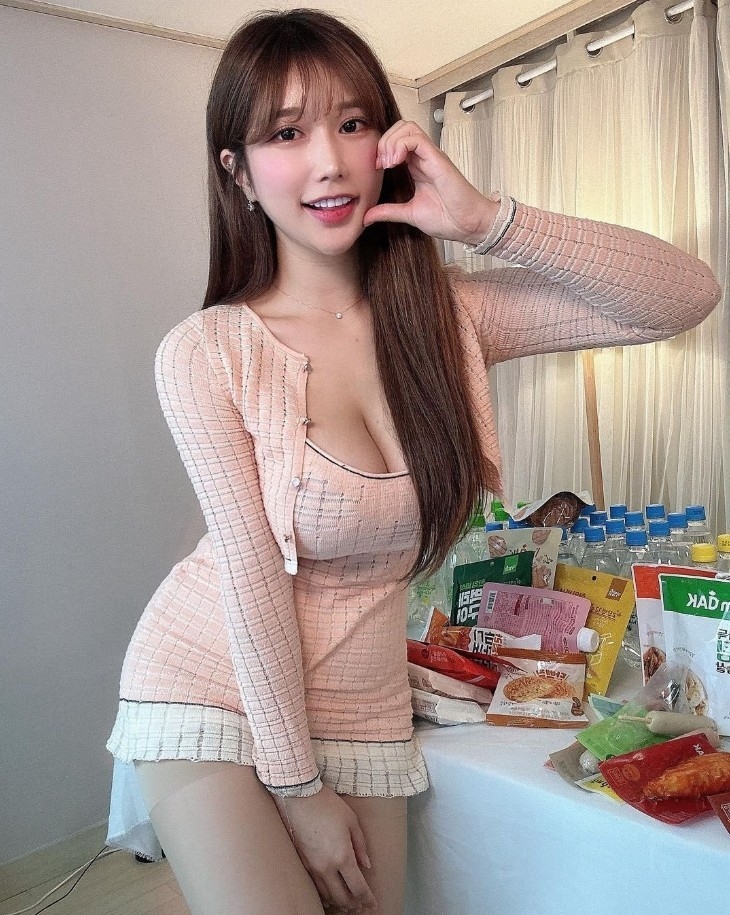 20241208015640-d0d6079c22ea-뭘입어도볼륨감장난아닌그릴래영1.jpeg