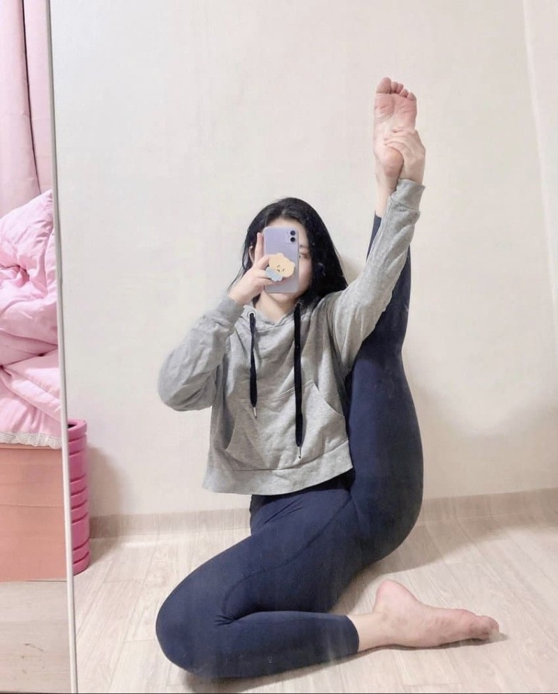 20250311021855-9fb57d6023b7-치골녀채온이셀카찍는법2.jpeg