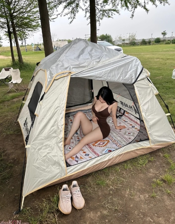 20250508193005-d6659f3baa71-텐트에서플러팅하는처자2.jpg