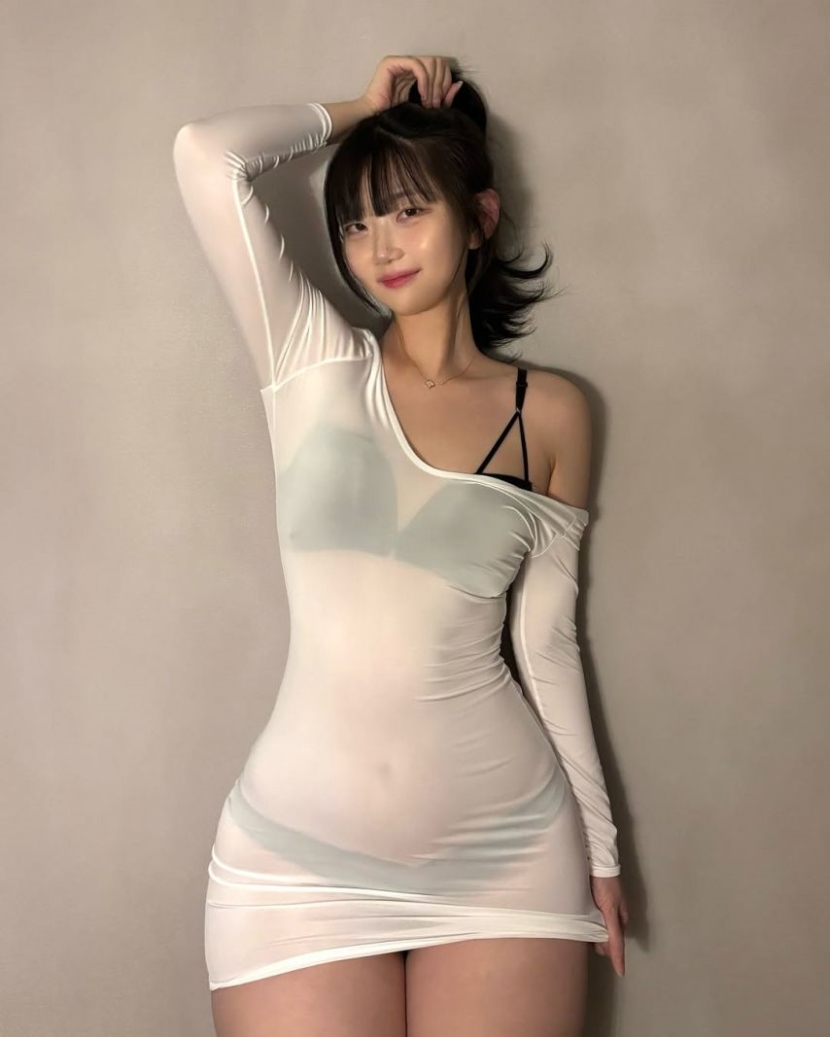 20250620153419-8eb4d2f4ced5-신나린시스루룩3.jpg