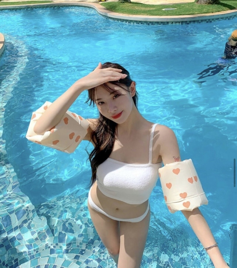 20250628010516-b2c75f787105-김나연치어리더수영복몸매2.jpg