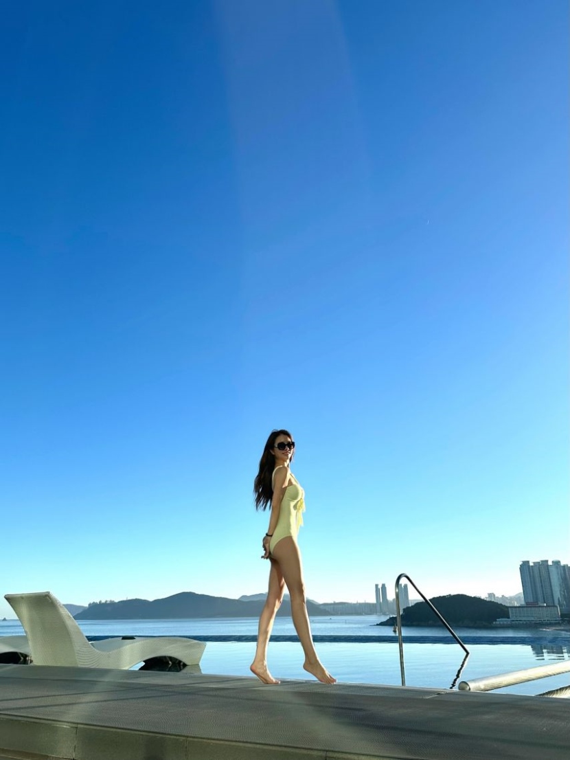 20250807195148-d7a760ad4720-트로트가수설하윤수영복몸매3.jpeg