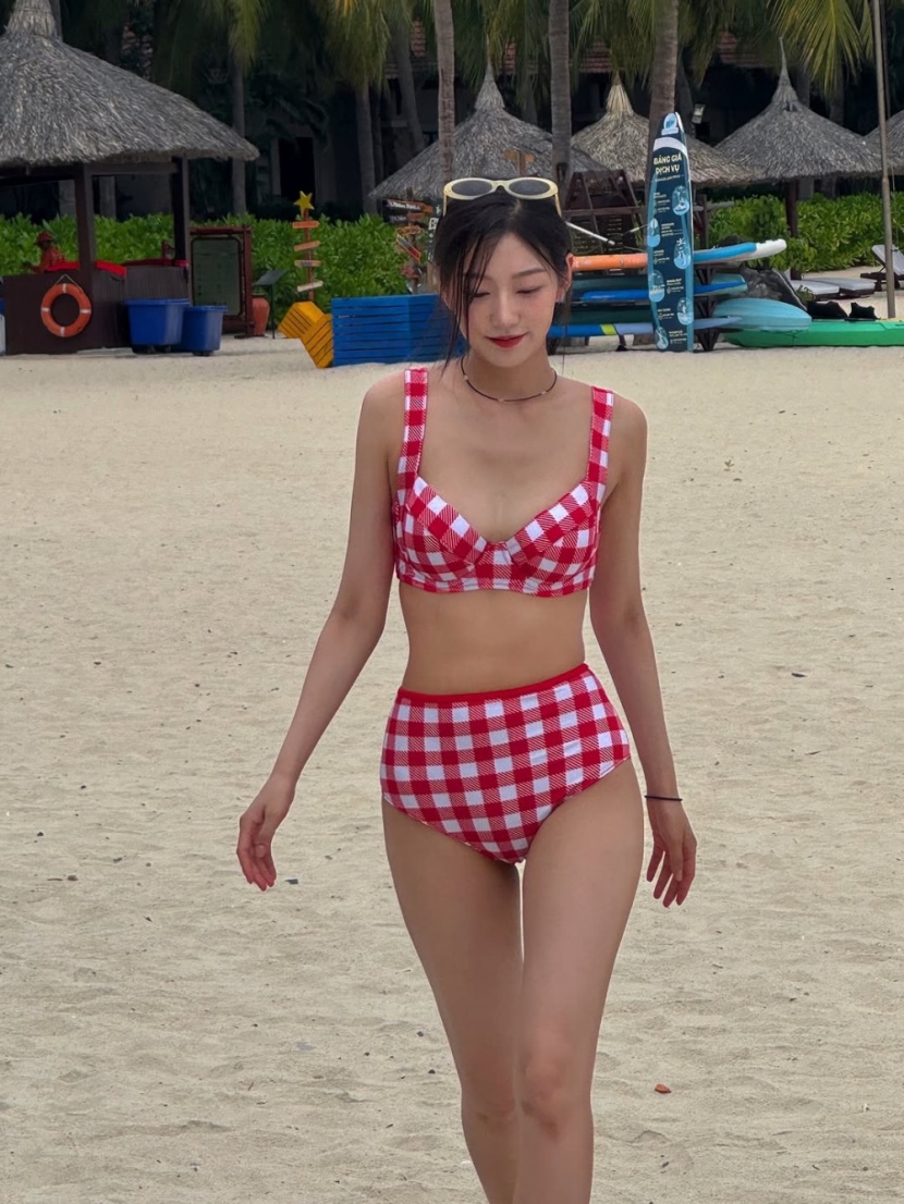 20250808195107-d752da6881c6-러블리즈정예인비키니1.jpg