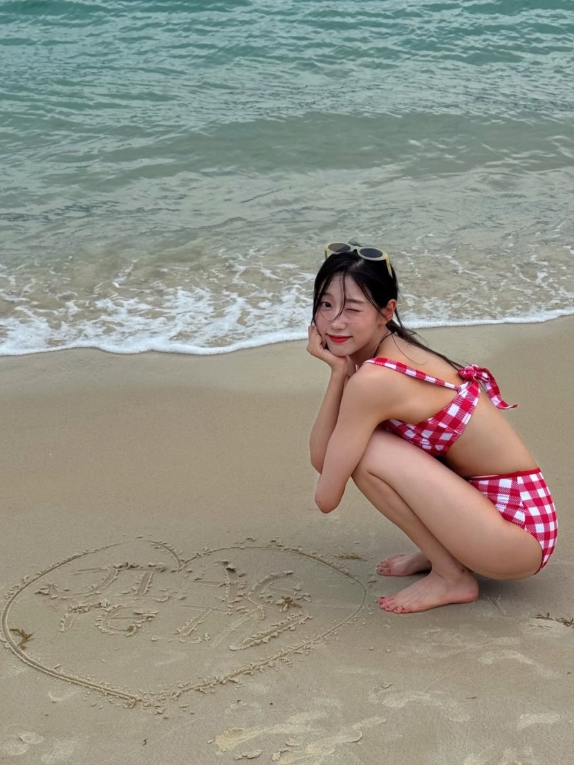 20250808195120-f771daa13e06-러블리즈정예인비키니3.jpg