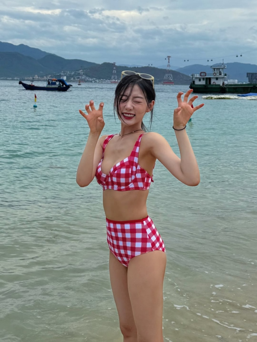 20250808195135-2499e48013ea-러블리즈정예인비키니5.jpg
