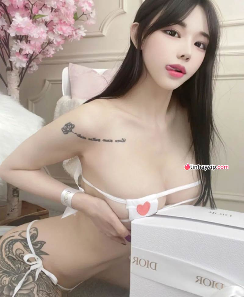 nu-streamer-nguc-khung-gay-bao-voi-pha-show-hang-4.jpg